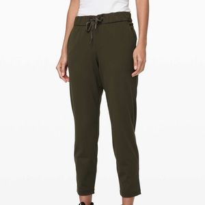 lululemon On The Fly 7/8 Pant in Dark Olive (Size 2)
